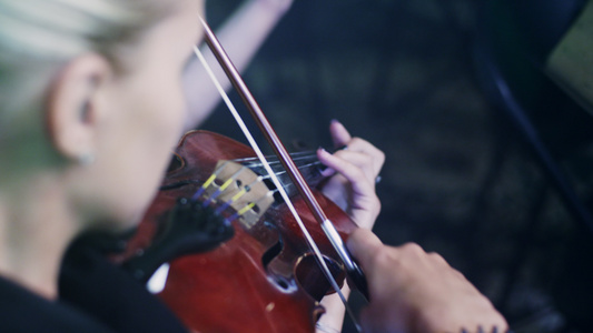 拉小提琴的小提琴手演奏音乐视频
