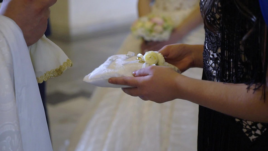 枕头上的结婚戒指在教堂举行婚礼视频