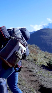 负重前行徒步登山的登山者视频