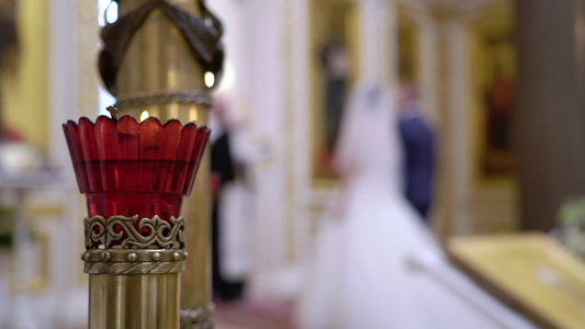 在教堂举行婚礼在基督教教堂举行的婚礼神父新娘和新郎视频