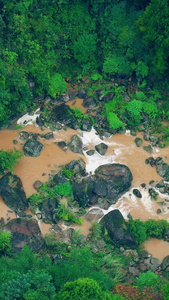 航拍雨后森林中的河流视频素材视频