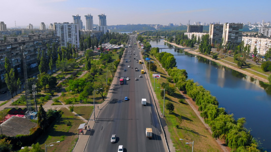 盘旋在城市道路上方的视图视频