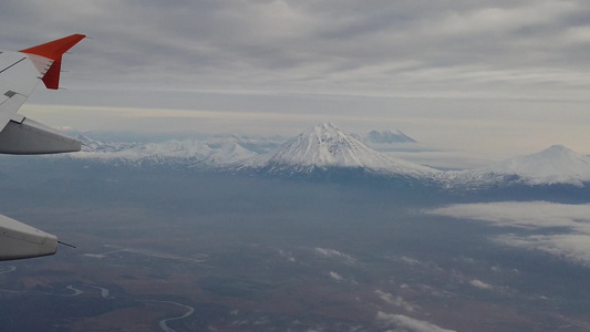 乘飞机飞越雪中恰特卡火山旅行和旅游视频