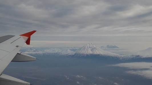 乘飞机飞越恰特卡火山上空视频