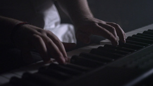 音乐家玩键盘钢琴音乐播放器15秒视频