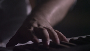 手弹钢琴男性手弹钢琴乐器演奏11秒视频