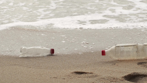 沙滩上留下的塑料瓶垃圾11秒视频