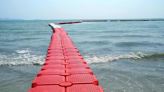 海上移动浮标屏障是游客在指定地区游泳的一个区域禁止视频