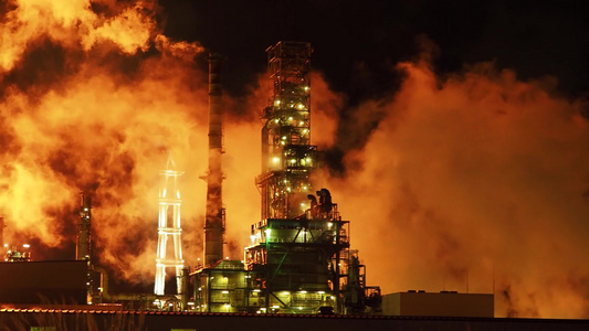 炼油厂石油化工重工业夜景烟囱冒烟保护地球[轻重工业]视频