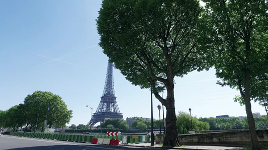 Eiffel塔与街上交通的对面视频