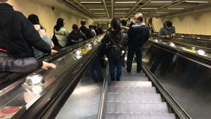 城市地铁轨道交通里乘坐手扶电梯的人群街景4k素材40秒视频