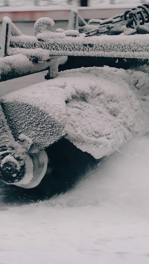 冬天城市街道上机械设备铲除积雪环卫工人11秒视频
