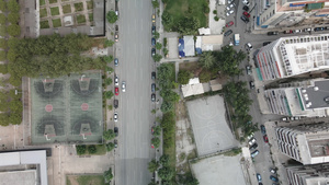 高空无人驾驶飞机对多条通道上城市公路交通的风景观Thessaloniki30秒视频