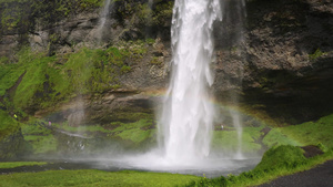 瀑布上的彩虹21秒视频