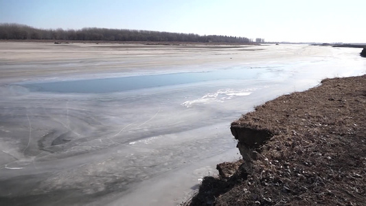 冬季辽河大桥冰水麻雀年久失修水渍视频