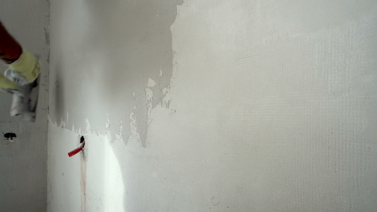 在干墙上涂石膏的建筑工人视频