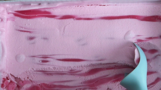用勺子从容器里取出冰淇淋草莓视频