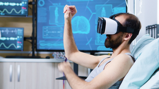 病人在现代脑研究设施中使用虚拟现实的护目镜视频