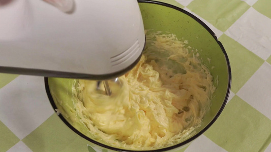 搅拌器打发乳化黄油视频
