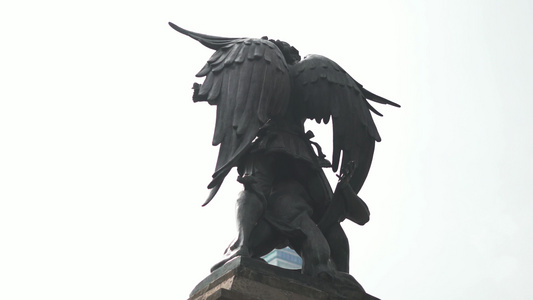 一个男人的雕像和一个天使与拉丁美国塔在背景中视频