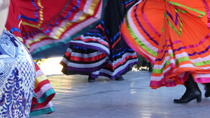 身着五颜六色的传统服饰的拉丁裔妇女12秒视频