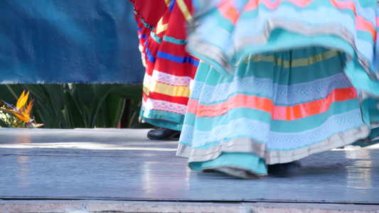 身着五颜六色的传统服饰的拉丁裔妇女跳舞Jarabe视频