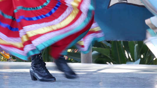 身着五颜六色的传统服饰的拉丁裔妇女跳舞Jarabe视频