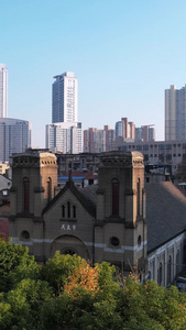 航拍城市天际线高楼环绕的天主教堂街景素材天际线素材视频
