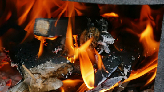 在壁炉中的火焰中慢动视频