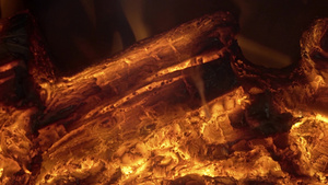 在壁炉中烧焦的日志13秒视频
