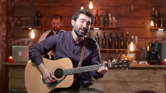 年轻人用音乐吉他上唱一首歌视频