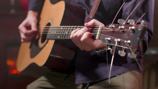 男性手在音乐吉他上演奏一首歌视频