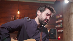 一位男音乐家唱一首歌的特写肖像9秒视频