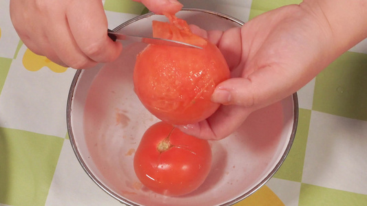 开水汆烫西红柿剥皮番茄去皮视频
