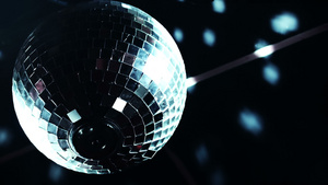 迪斯科球镜球旋转反光闪光进入俱乐部场地27秒视频