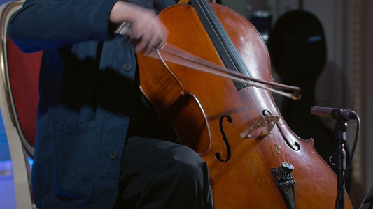 一个大提琴手视频
