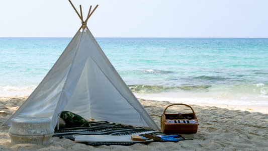 4k浪漫的白色野餐帐篷在白沙滩上配菜篮子食物有水晶视频