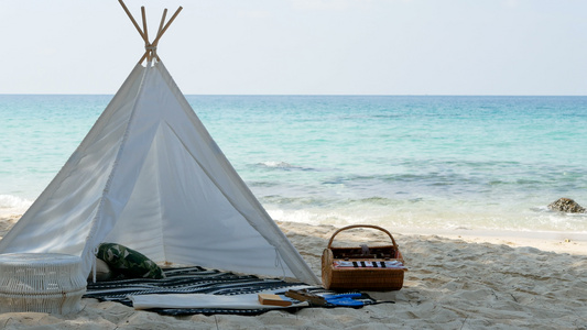 4k浪漫的白色野餐帐篷在白沙滩上配菜篮子食物有水晶视频