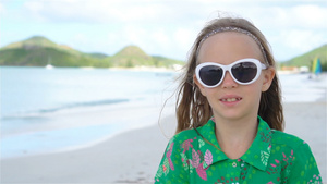 可爱的小女孩有贝壳在热带海滩29秒视频