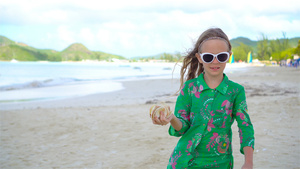 可爱的小女孩在热带海滩9秒视频