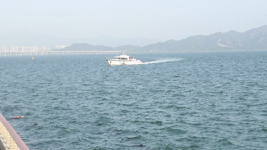 深圳南山香港海边正在开的游艇视频