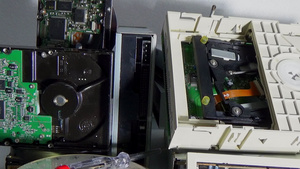 旧沙塔硬盘驱动器和驱动器cd已拆卸14秒视频