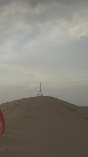 响沙湾沙漠逆光美女看日出（未调色素材17）旅游景点11秒视频