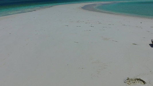 蓝色环礁湖在珊瑚礁附近有白色沙子背景的蓝色环礁上视频