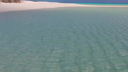 度假村附近白沙背景的蓝绿水复制完美海滨海滩时间的空间视频