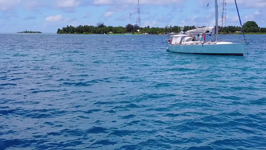 由透明的环礁湖封闭宁静的岛屿海滩时间天空在接近冲浪视频