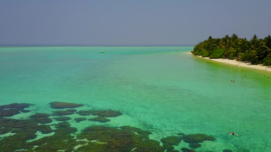 透过透明海滨棕榈附近有白色沙子背景的明海观察海滩时间视频