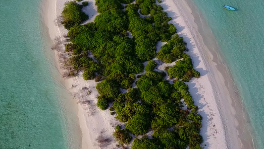 棕榈附近白沙背景的绿松石环礁湖热带海滨海滩旅程的广角视频