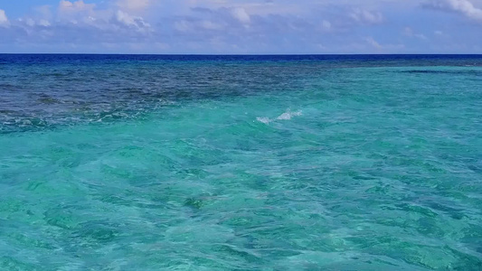 以蓝绿海水打破豪华沙滩的夏天视频