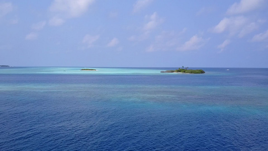 浅海和沙滩附近的白沙土背景浅海的豪华旅游海滩假日风景视频